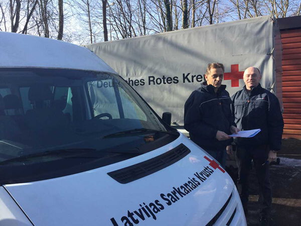 Harald Krebs und Oliver Thiel vom DRK Harburg bringen ein Fahrzeug nach Riga