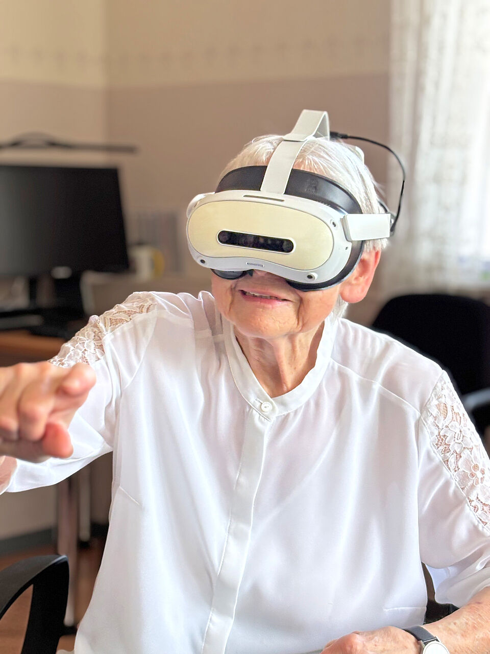DRK-Tagespflege-Ilse-mit VR-Brille